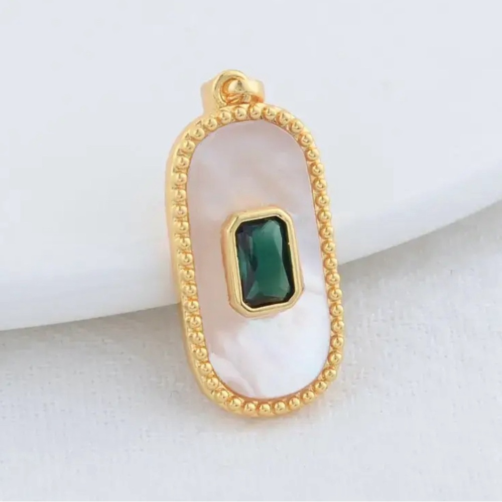 Green Crystal Shell Pendant - Picture 3 of 6